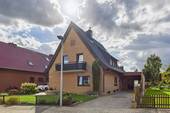 Außenansicht vorne - Gepflegtes Einfamilienhaus in idealer Lage mit Gartenteich