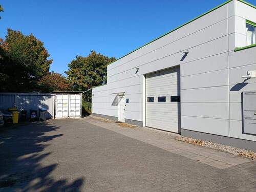 Außenansicht Eingang und Rolltor - Zentral gelegen im Gewerbegebiet Wellsee! Kompaktes Hallen- und Büroangebot in Kiel! OTTO STÖBEN!