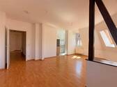 Wohnzimmer mit Küchenbereich. - 2 Zimmer-Dachgeschosswohnung mit Einbauküche unweit des Riveufers!