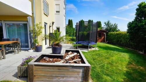 Auch seitlich am Haus viel Garten - 