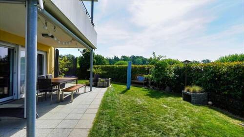 Große Sonnenterrasse und eigener Garten - WOHLFÜHL-ATMOSPHÄRE WIE IN EINEM HAUS MIT GROSSEM GARTEN UND SÄNTISBLICK