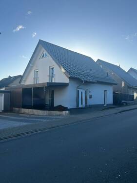 Aussenansicht - Willkommen in Ihrem neuen Zuhause. Top gepflegtes Einfamilienhaus in Bielefeld.