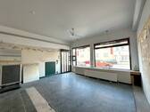 Ladenfläche mit Blick zum Schaufenster - 