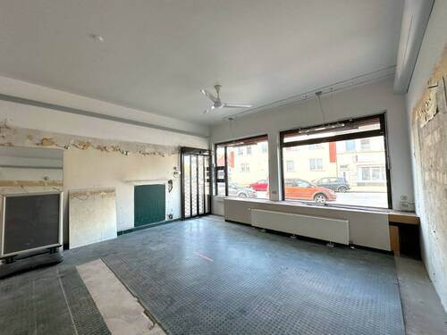 Ladenfläche mit Blick zum Schaufenster - 