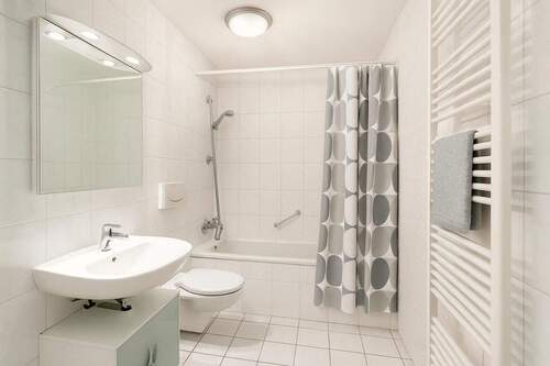 Badezimmer mit Waschmaschinenanschluss - 