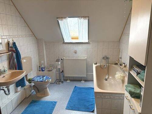 Bad mit Wanne und Dusche im DG - 