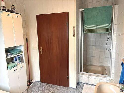 Bad mit Wanne und Dusche im DG - 