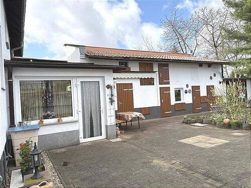 Nebengebäude und Hof - 6 Zimmer Einfamilienhaus in Halle (Saale)