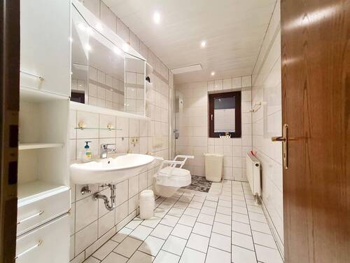 Tageslichtbad mit bodengleicher Dusche - 