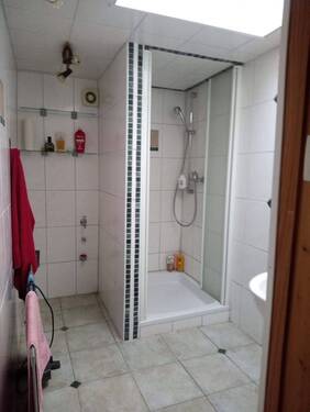 Bad mit Dusche - 