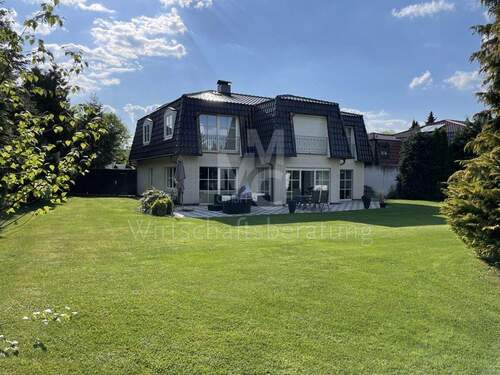 Hausansicht - 7 Zimmer Einfamilienhaus zum Kaufen in Isernhagen / Altwarmbüchen