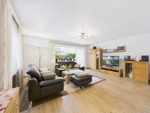 Wohnzimmer - 4 Zimmer Einfamilienhaus zum Kaufen in Sulz am Neckar