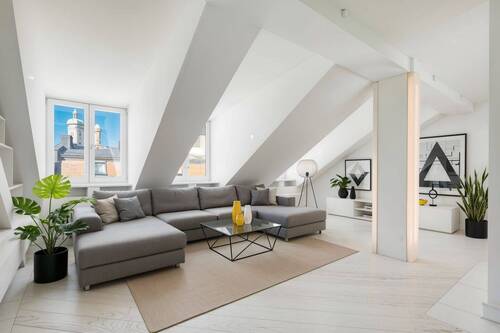 Wohnen - (KI generiert) - Penthouse über den Dächern Münchens - Loftcharme mit Traumblick, nahe dem Viktualienmarkt