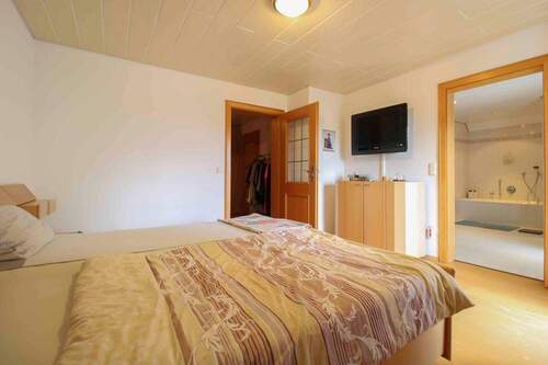 Schlafzimmer mit Zugang Ankleide und Badezimmer - 