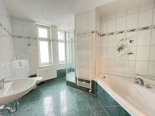 Bad mit Wanne.jpg - 3 Zimmer Etagenwohnung zur Miete in Chemnitz
