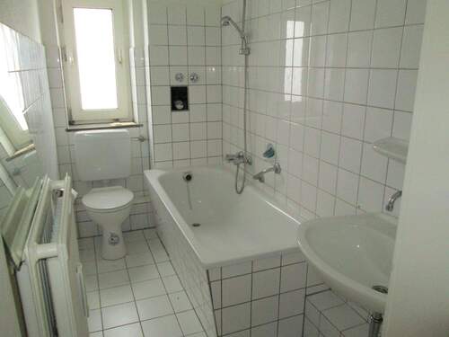 Badezimmer - Wohnen im Grünen* - 240,00&nbsp;EUR Kaltmiete, ca.&nbsp; 43,80&nbsp;m&sup2;&nbsp;Wohnfl&auml;che