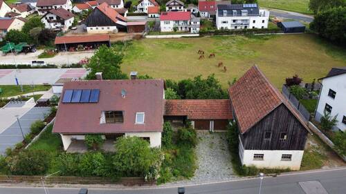 Luftbild gesamt SÜD - Sanierungsbedürftiges Raumwunder - Zweifamilienhaus mit Scheune