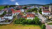 Luftbild gesamt Nord - 8 Zimmer Bauernhaus, Landhaus in Seubersdorf