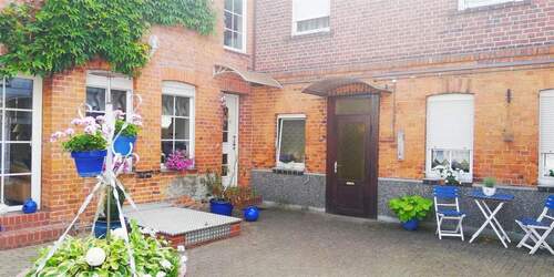 Hauseingang und Eingang Heizungsraum - 1 Zimmer Einfamilienhaus in Coswig (Anhalt)