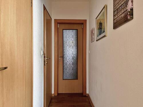 Flur zum Gäste-WC und Hauswirtschaftsraum - 