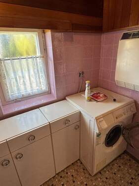 Waschküche neben Garagen - 