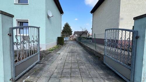 Toreinfahrt - 4 Zimmer Einfamilienhaus in Weißenfels