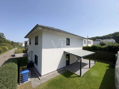 Außenfläche mit überdachter Terrasse - 