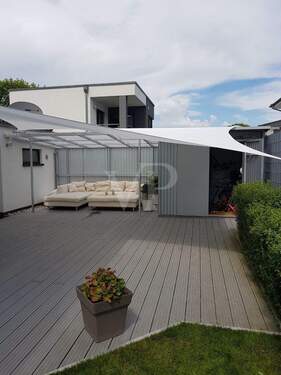 Weitere Terrasse mit Gartenhaus - 