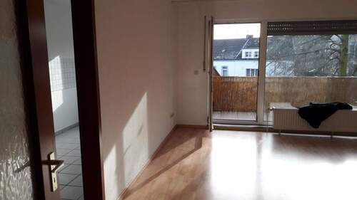 Wohnzimmer - 2 Zimmer Etagenwohnung in Duisburg