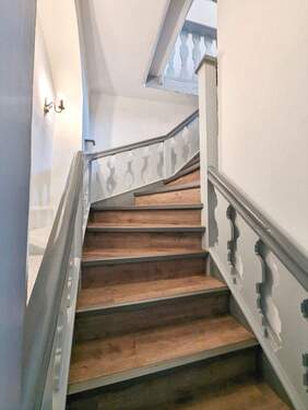 Treppe zum 1.OG vermietete Einheit - 