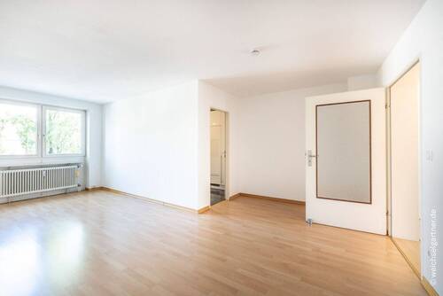 Lichtdurchflutetes Wohnzimmer - 3 Zimmer Etagenwohnung in München