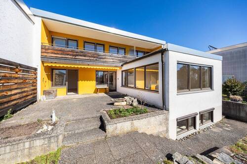 Hausansicht - Weitläufiges EFH im Bauhausstil mit Einliegerwohnung, Einzelgarage & traumhaftem Garten in Freising.