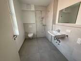 Bad mit Dusche - 