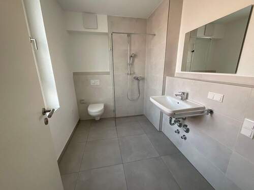 Bad mit Dusche - 