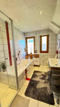 Bad mit Wanne und Dusche - 