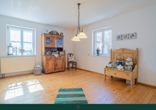 Zimmer mit Küchenanschlüssen und Zugang zur Speisekammer - Einfamilienhaus mit 263,00 m² in Günzach zum Kaufen