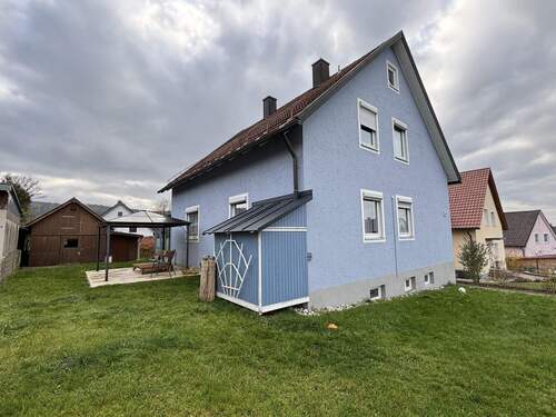 Wohnhausansicht und Garten - 6 Zimmer Einfamilienhaus in Oberviechtach