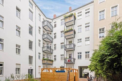 Hinterhof - 4 Zimmer Etagenwohnung in Berlin