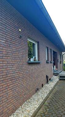 Außenfront.jpg - Ein- bis Zwei-Familienhaus mit großem Grundstück