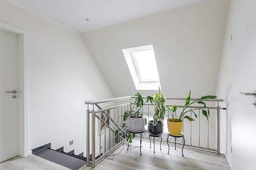 Helles Treppenhaus mit Dachflächenfenster.jpg - 