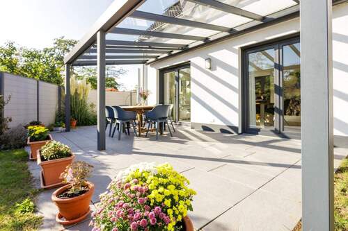 hochwertige Terrassenüberdachung mit Spots und Sonnenschutz.jpg - 