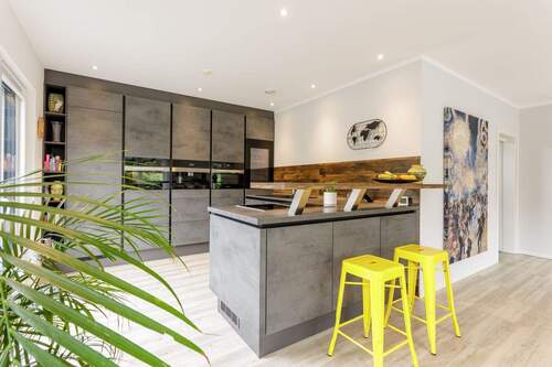 hochwertige Küche mit Tresen.jpg - 