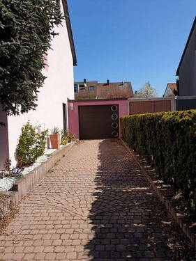 Einfahrt und Garage - Reihenendhaus mit 144,00 m&sup2; in Nürnberg zum Kaufen