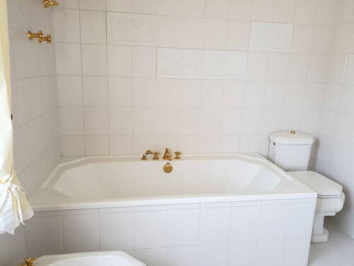 Badezimmer mit Badewanne 1.OG - 
