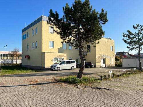 Rückfront mit Parkplätzen - 2 Zimmer Büro in Leipzig