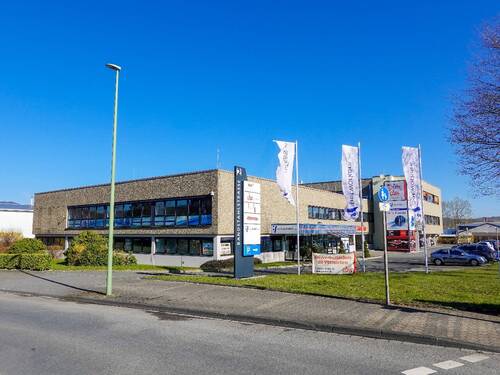 Zufahrt zum Bürohaus in guter Sichtlage - Büroflächen klimatisiert in Hagen Lennetal! 705 m² bis 1885 m², ca. 50 Parkplätze