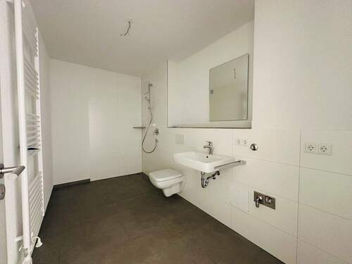 Bad mit Dusche/WC und Waschmaschinenanschluss - 