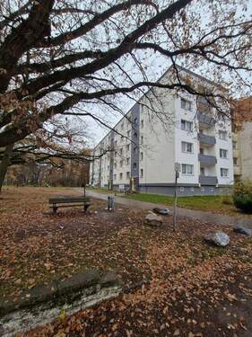 Zio 70 Aussenansicht - Ruhige 2 Zimmer Erdgeschosswohnung mit Dusche und Balkon ab 15. Juni 2026
