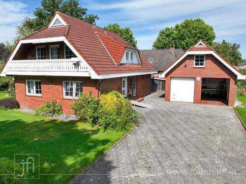 Aussenansicht Eingangsseite und Garage - Großzügiges Einfamilienhaus mit Doppelgarage im Jemgumer Ortskern