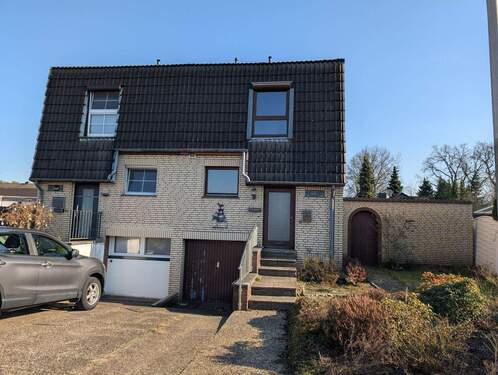 Straßenansicht - 4 Zimmer Doppelhaushälfte zum Kaufen in Delmenhorst